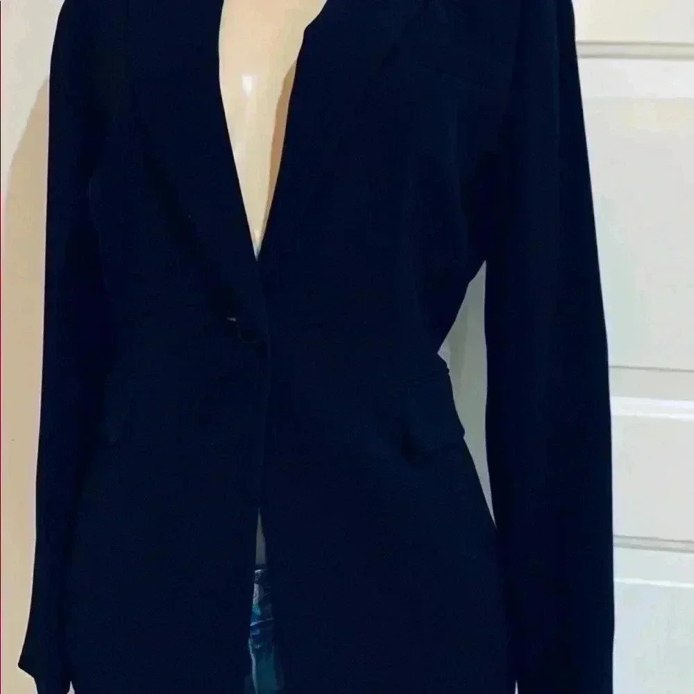 Woman’s blazer in black super cute like new